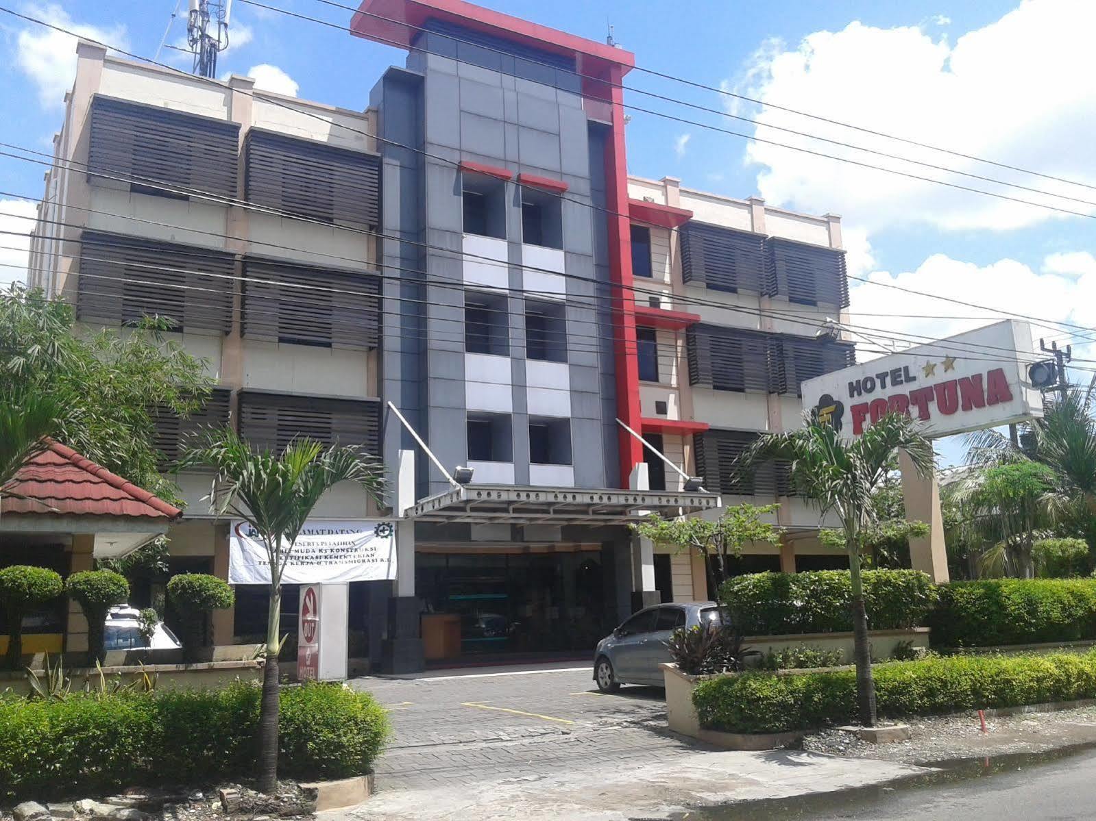 Hotel Fortuna Surabaya Ngoại thất bức ảnh